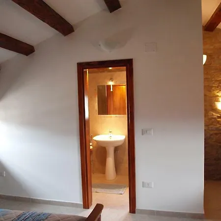 Oda ve Kahvaltı Al Merlo Olivo, Rural Istrian House Buje