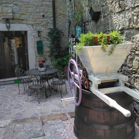 Oda ve Kahvaltı Al Merlo Olivo, Rural Istrian House Buje